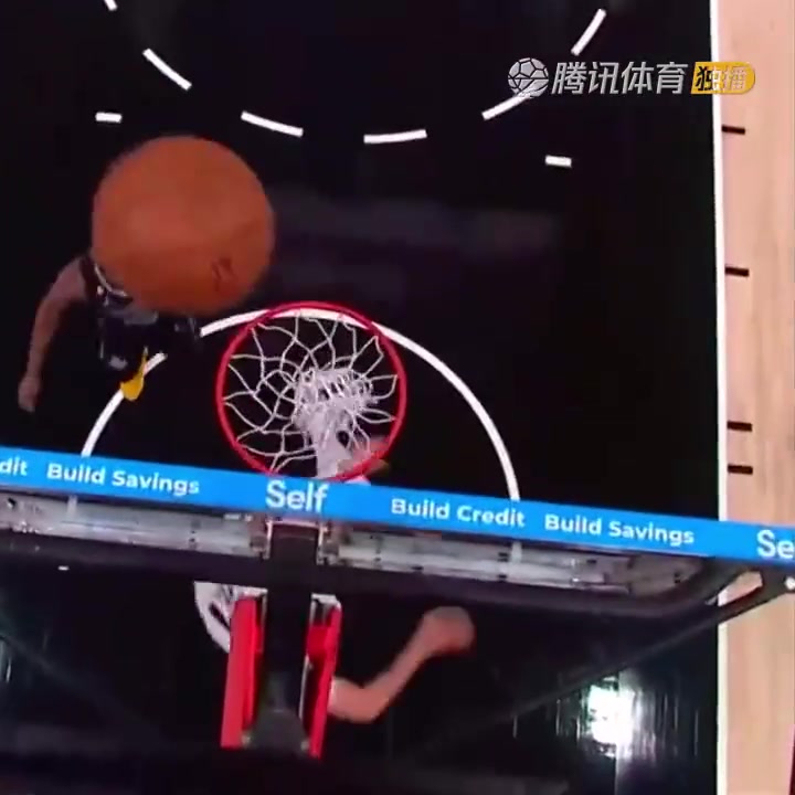 罕見一幕！努爾基奇拋投 球神奇停在籃板上沿 看呆凱爾登?。ㄅ瑺柣婕\）